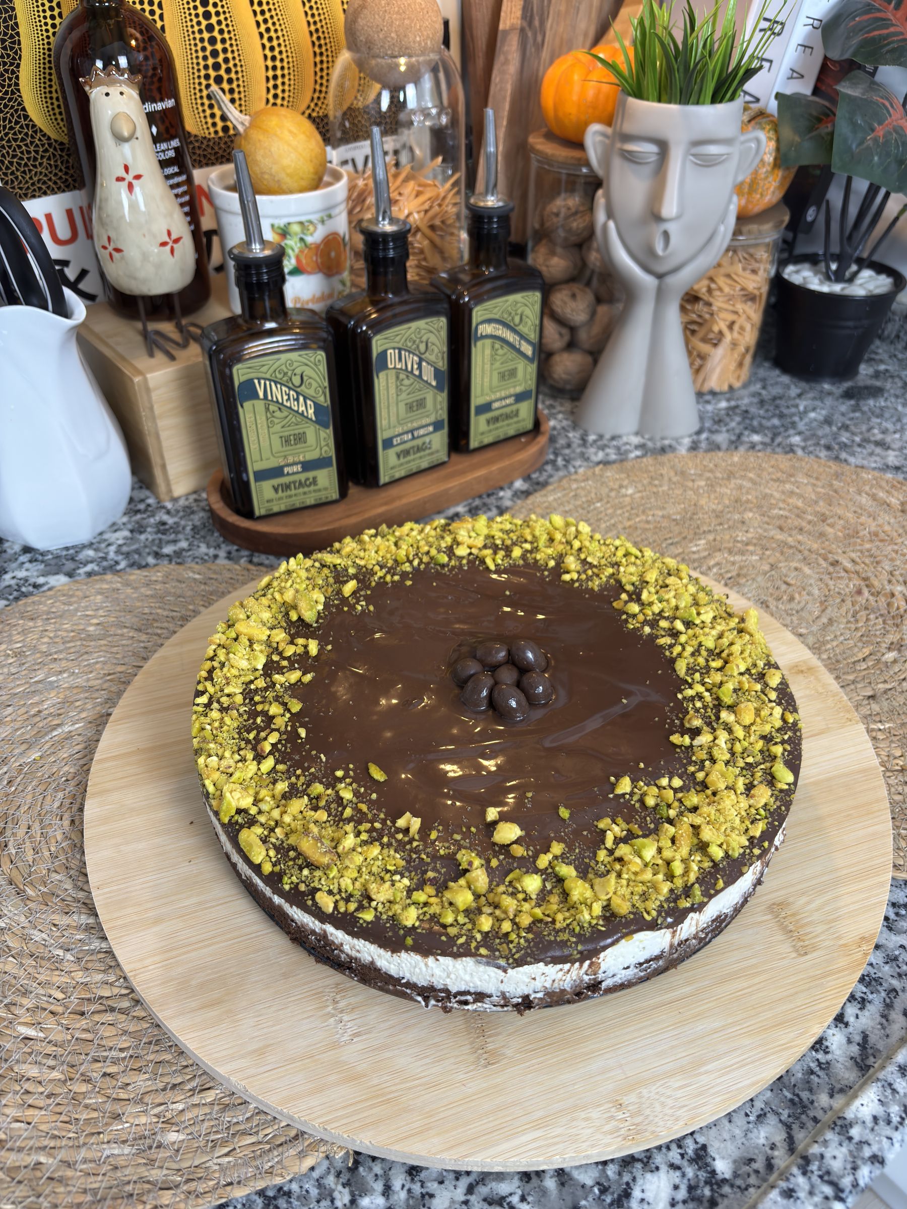 Antep fıstıklı çikolata soslu cheesecake