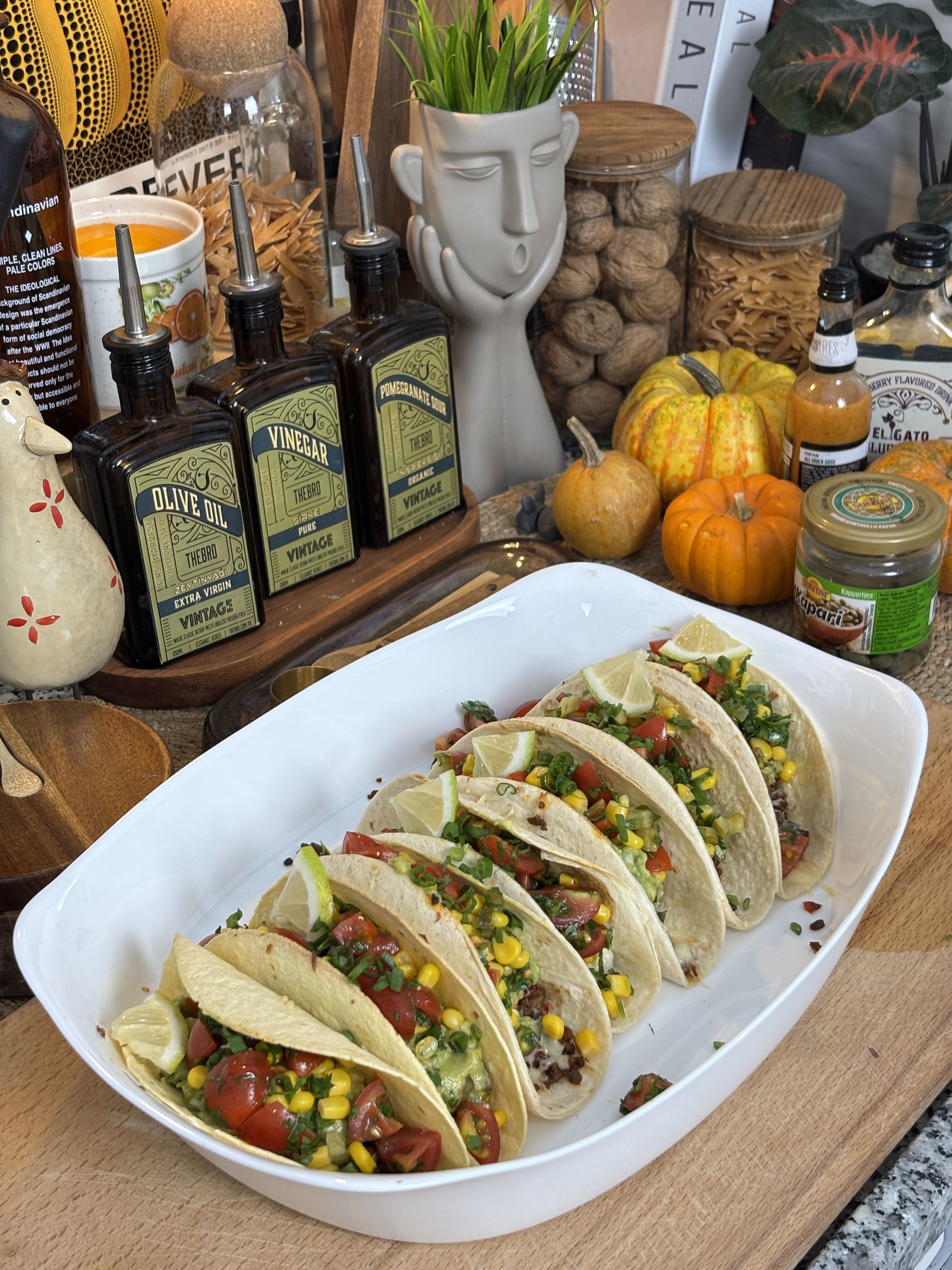 Mısırlı, domatesli, guacamole'li taco tabağı