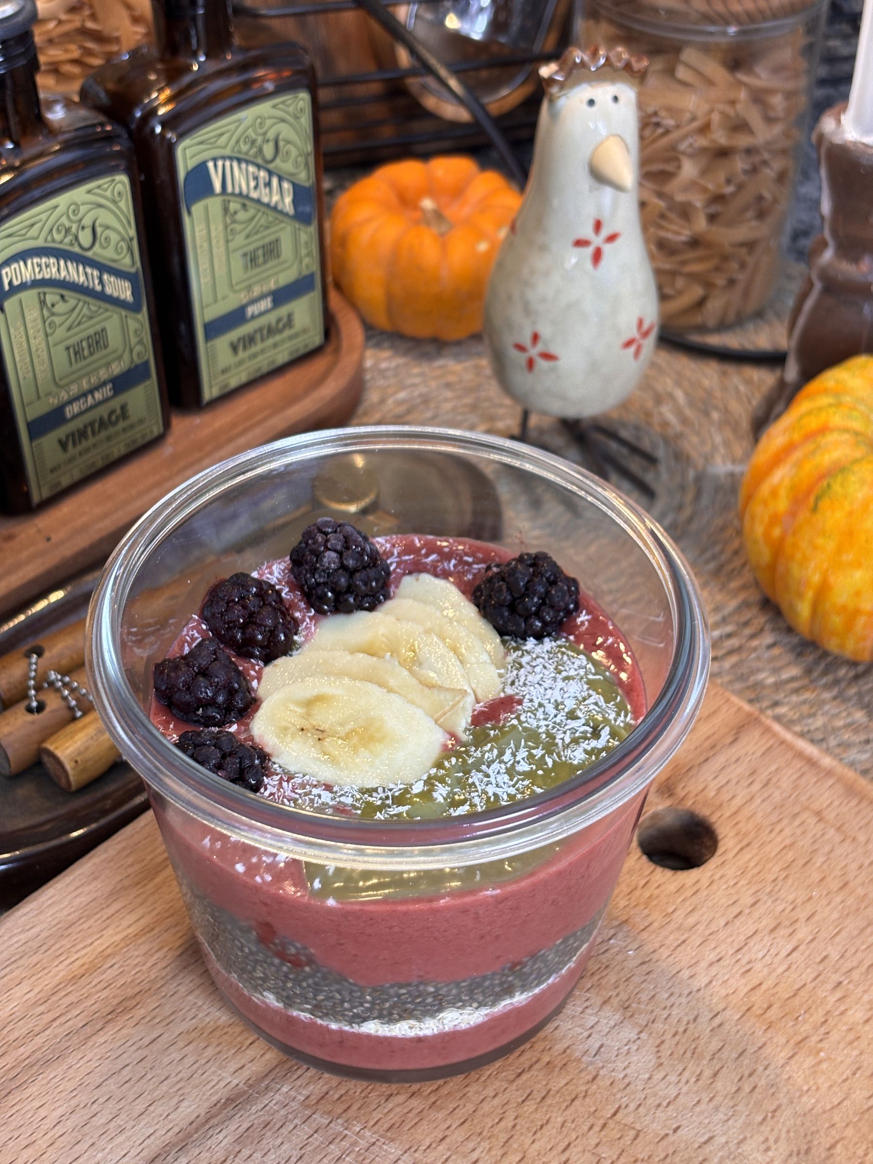 Chia pudingli smoothie parfesi